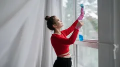 Šmuhy a špina na oknách zmiznú: 1 lyžica tejto prísady do vody a výsledok je zaručený