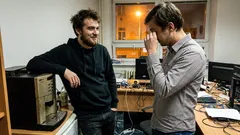 Pracovná historka: Nad kávovarom visel papier, ktorý mi zmenil prvý rok v IT