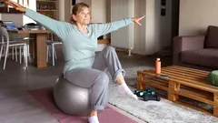 Najlepšie cvičenia pre seniorov: zlepšenie rovnováhy a pohyblivosti v pohodlí domova