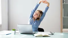 5 minút, ktoré ťa nakopnú viac než hodina v posilňovni: minitréning pre všetkých, čo celý deň sedia