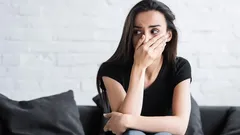 Prečo náš mozog tak „miluje“ negatívne myšlienky: Psychológ odhalil tri hlavné dôvody