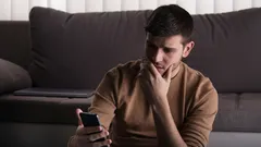 5 jasných znakov, že niekto potajme ovláda váš telefón