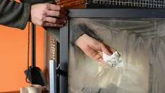 Zmiešajte tento domáci prostriedok s vodou a utrite ním krb: sadze zmiznú okamžite