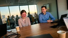 Krátka poviedka: V zasadačke sa konečne všetci pozreli — len neviem, či som chcela