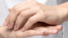 Ruky budú opäť jemné a hladké: už jedna noc s týmto zábalom premení pokožku