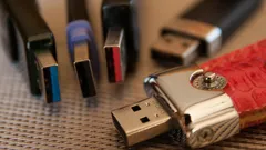 Na čo sú v skutočnosti štvorcové otvory na USB? Nie sú len na ozdobu