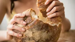 Ako vrátiť chlebu mäkkosť za 10 sekúnd: trik, ktorý zaberie aj na „kamenistý“ chlieb