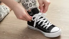 Vyzúvate si topánky bez rozviazania šnúrok? Psychológovia prezradili, čo to hovorí o vašej osobnosti